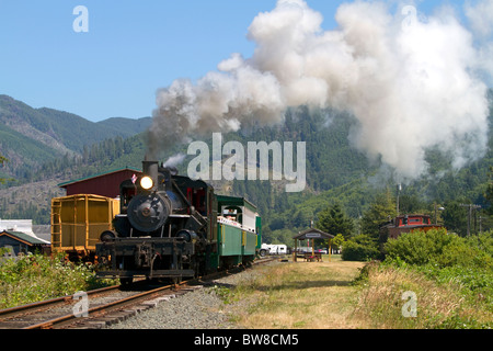 Touristen fahren hinter einem 1910 Heisler Dampflokomotive an Garibaldi, Oregon, USA. Stockfoto