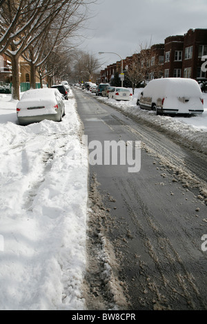 Schnee umgibt Autos parkten in einer Seitenstraße Gepflügtes Stadt im winter Stockfoto