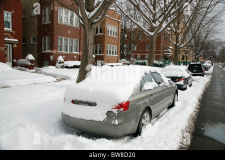 Schnee bedeckt geparkten Autos auf Stadtstraße Stockfoto