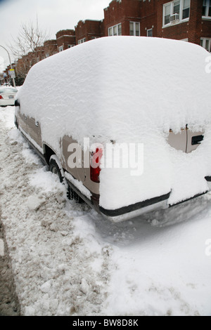 Schnee umgibt und Abdeckungen und SUV-Auto parkten in einer Seitenstraße Gepflügtes Stadt im winter Stockfoto