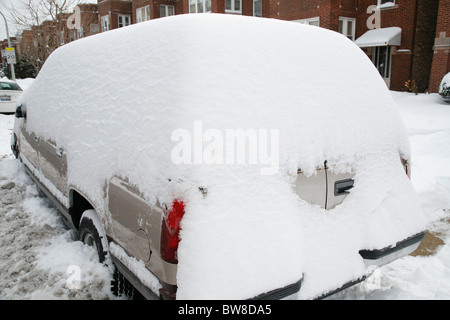 Schnee umgibt und Abdeckungen und SUV-Auto parkten in einer Seitenstraße Gepflügtes Stadt im winter Stockfoto