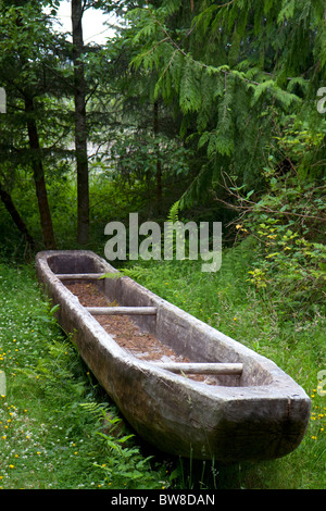 Nachbau eines Einbaum-Kanus am Fort Clatsop National Memorial in der Nähe von Astoria, Oregon, USA. Stockfoto