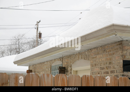 schneebedeckte Garagendach im Winter in Chicago in einem Bezirk Stockfoto