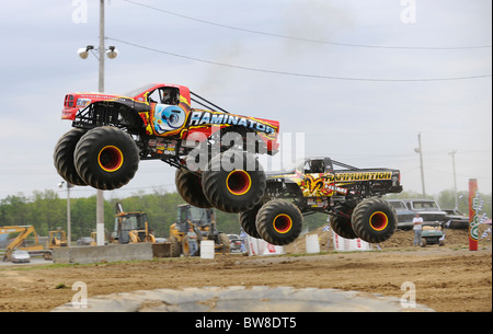 Monster-Trucks im Freestyle-Wettbewerb bei 4 x 4 Off-Road-Jamboree Monster Truck Show in Lima, Ohio. Stockfoto