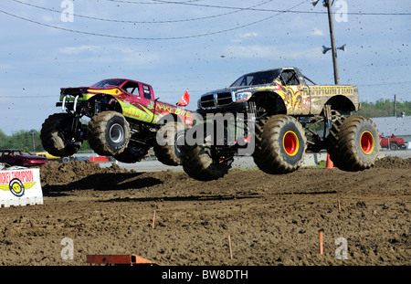 Monster-LKW-Rennen im Freestyle-Wettbewerb bei 4 x 4 Off-Road-Jamboree Monster Truck Show in Lima, Ohio. Stockfoto