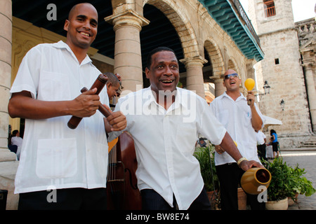 Eine Band spielt für Touristen in Havannas Plaza Vieja Stockfoto