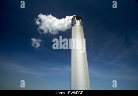 Schornstein der Kläranlage Ruhleben, Berlin, Deutschland Stockfoto