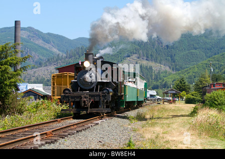 Touristen fahren hinter einem 1910 Heisler Dampflokomotive an Garibaldi, Oregon, USA. Stockfoto