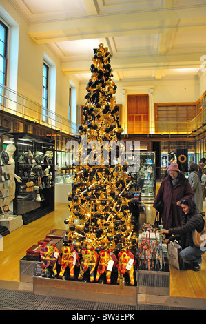 Weihnachtsbaum im Shop, das British Museum, Great Russell Street, Bloomsbury, Greater London, England, Vereinigtes Königreich Stockfoto