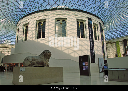 Der Great Court zeigen Löwen von Knidos, das British Museum, Great Russell Street, Bloomsbury, London, England, Vereinigtes Königreich Stockfoto