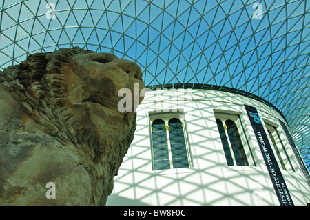 Der Great Court zeigen Löwen von Knidos, das British Museum, Great Russell Street, Bloomsbury, London, England, Vereinigtes Königreich Stockfoto