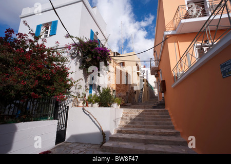 Blick auf eine typische Gasse von Ermoupolis, auf den griechischen Kykladen Insel Syros Stockfoto