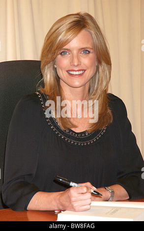 Courtney Thorne-Smith Booksigning für außen IN Stockfotografie - Alamy