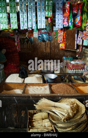 Eine n asiatischen öffentlichen Markt in dem Dorf Amlapura, Bali, Indonesien, verkaufen alle möglichen Kurzwaren aus Stoff, Gewürze. Stockfoto