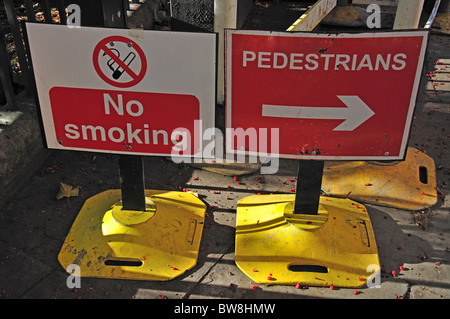 Fußgänger und kein Rauchen im freien Zeichen, Russell Square, Bloomsbury, Greater London, England, Vereinigtes Königreich Stockfoto