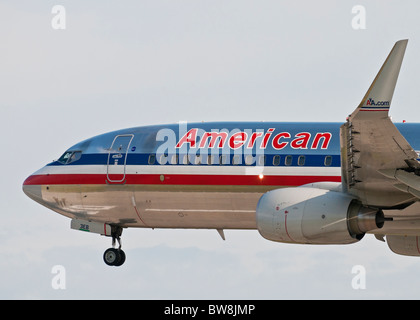 Eine Nahaufnahme von niedrigen Winkel von American Airlines Boeing 737 Jet Airliner eine Landung auf einem Flughafen zu machen. Stockfoto