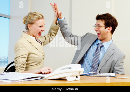 Bild von zwei Geschäftspartnern arbeiten im Büro Stockfoto