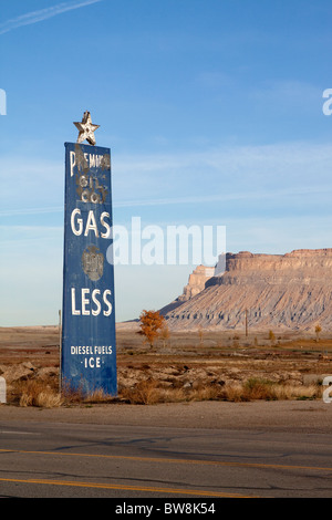 Melden Sie sich in eine verlassene Tankstelle im östlichen Utah USA Stockfoto