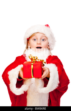 Kleine überrascht Mädchen verkleidet als Weihnachtsmann Weihnachts-Geschenk in Händen hält.  Isoliert auf weißem Hintergrund. Stockfoto