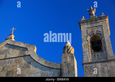 Der Glockenturm und ein Teil der Fassade des alten mittelalterlichen Kapelle in Gharb auf Gozo in Malta. Stockfoto