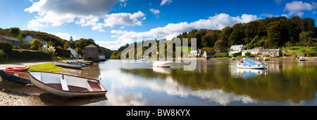 Panorama-Aufnahme von while Cornwall im Herbst mit herrlichem Reflexionen in ruhigem Wasser. Stockfoto