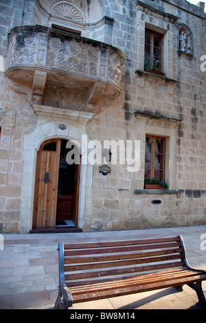 Fassade eines alten Hauses und Ecke Nische im Ghasri auf Gozo in Malta. Stockfoto