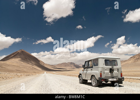 Allradantrieb auf den Pamir Highway, Tadschikistan, Zentralasien Stockfoto