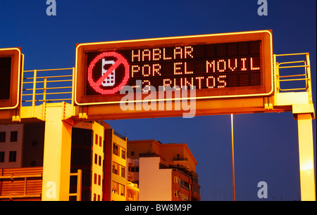 Matrix-Display über Straße in Spanien sagt "Hablar Por el Movil-3 Puntos" (3 Punkte für das Handy benutzen).