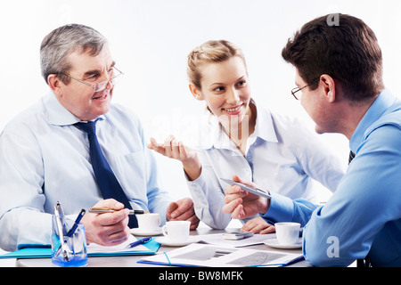 Porträt von drei Geschäftsleute brainstorming während der Kaffeepause Stockfoto