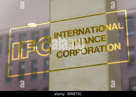 Logo Zeichen Teil der IFC International Finance Corporation der Weltbank Worldbank Group auf Bürogebäude in Washington DC Stockfoto