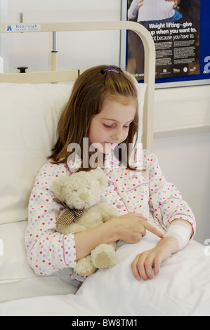 Kleines Mädchen in einem Krankenhausbett in einer Gemeinde schlecht Stockfoto