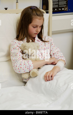 Kleines Mädchen in einem Krankenhausbett in einer Gemeinde schlecht Stockfoto