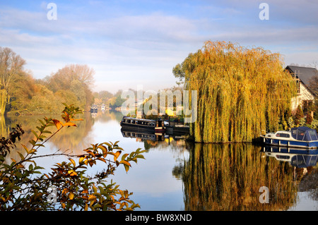 Herbstliche Themse bei Old Windsor, Berkshire Stockfoto