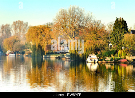 Herbstliche Themse bei Old Windsor, Berkshire Stockfoto