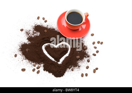 Foto Tasse Kaffee mit Herz in gemahlenen Kaffee in der Nähe von gezeichnet Stockfoto