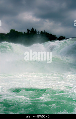 Nahaufnahme der Rhein Wasserfälle in der Schweiz Stockfoto