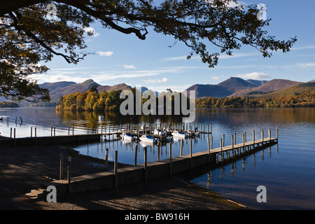 Das Seeufer, Keswick, Blick in Richtung Derwent Insel, Katze Glocken und Causey Hecht, Lake District, Cumbria. Stockfoto