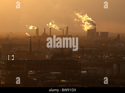 Blick auf Kraftwerk Reuter bei Sonnenuntergang, Berlin, Deutschland Stockfoto