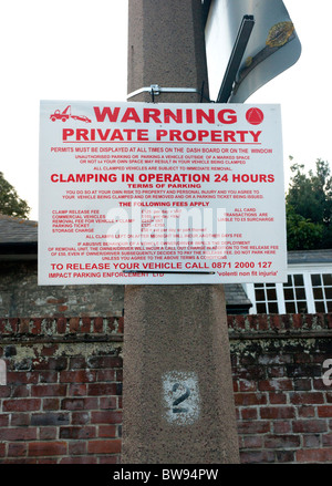 Spann Warnschild auf Privatparkplatz in UK Stockfoto