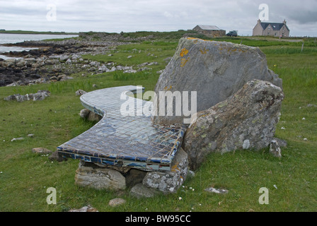 Eine keramische Sitz Skulptur von Colin Mackenzie in Claddach, North Uist, äußeren Hebriden. Schottland.  SCO 6494 Stockfoto