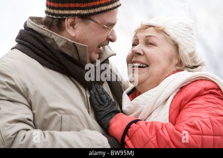 Porträt von glücklich Gefährten sahen einander mit einem Lächeln Stockfoto