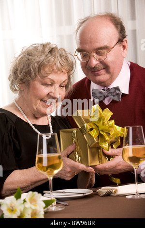 Bild von glücklich Senioren sitzen am Tisch während der Familienfeier Stockfoto