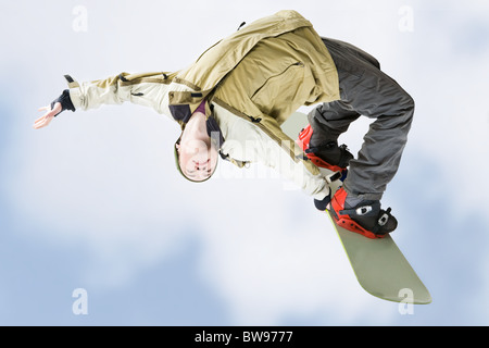 Bild der mutigen Kerl auf Snowboarder in die Luft springen Stockfoto