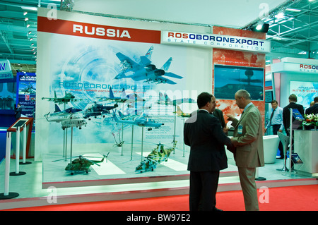 Paris, Fra-nce, Messe, zwei Personen, Männer, Geschäftsleute auf der Paris Air Show, auf dem Flughafen Bourget, sehen sich die russische Waffenausstellung an. Rosobo, Salon du bourget Stockfoto