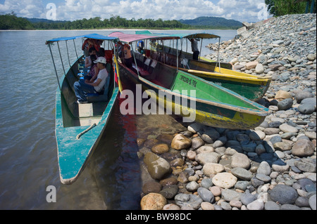 Wasser Taxi Kanus am Ufer des Flusses, Rio Napo, Ecuador hochgezogen Stockfoto