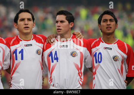 Costa Rica Spieler Line-up für die Nationalhymne vor dem 2009 FIFA U20-WM Fußball 3. Platz Spiel gegen Ungarn Stockfoto