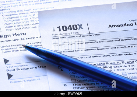 Blau getönten US Einkommenssteuer Form 1040 X und einem blauen Stift Nahaufnahme. Flachen DOF. Stockfoto