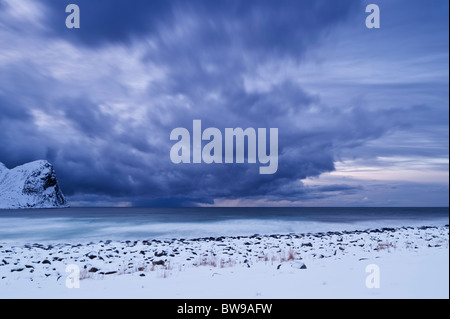 Wintersturm über Schnee bedeckte Strand, Unstad, Lofoten Inseln, Norwegen Stockfoto