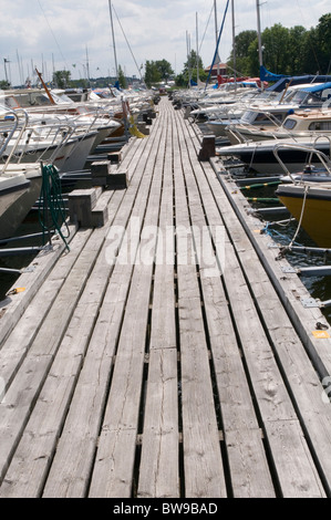 Yachthafen Steg Yachthäfen Molen Boot Boote in Yacht Yachten Ponton Pontons, die Seil Seile Liegeplatz festgemacht gefesselt Stockfoto