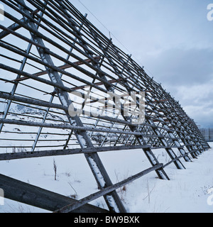 Leere Kabeljau trocknen Racks im Schnee, Lofoten Inseln, Norwegen Stockfoto